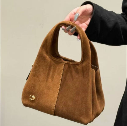 Coach

105 dhs✅

with box🎁🎁🎁

size 27×10×19cm

Zain42
♥️♥️♥️