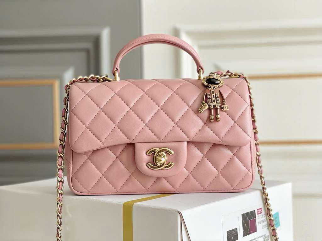 CHANEL 
NEW CAME GOOD QUALITY 

WITH BOX 🎁🎁🎁

105 dhs🇦🇪
SIZE: 20cm

Zain39
♥️♥️♥️