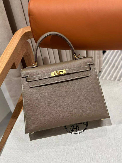 Hermes 

good quality, comes with box, 
🎁🎁🎁

size... 25 * 20 cm 

115 dhs🗽

Zain12
♥️♥️♥️