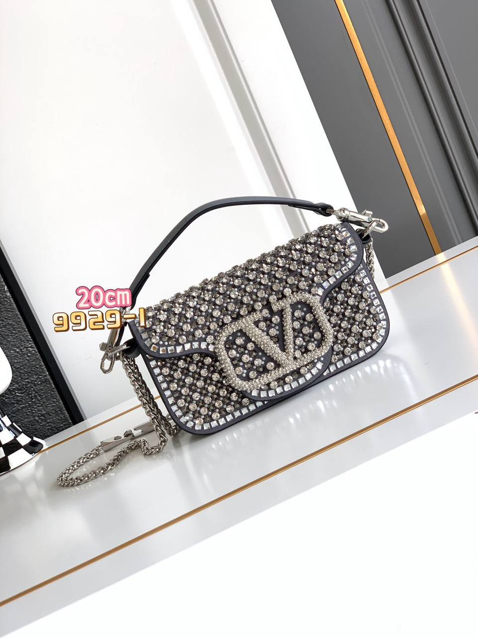Valentino 
Master
   20Cm With Box🎁
420 dhs✅

Zain131
♥️♥️♥️