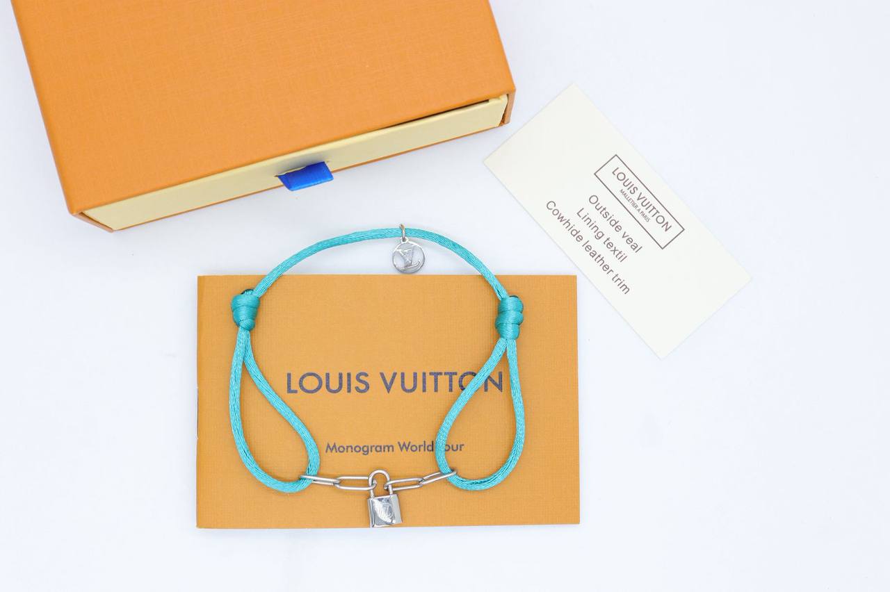 Bracelet 
55 dhs💓
+Box and paper bag🎁

Zain33
♥️♥️♥️