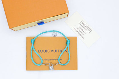 Bracelet 
55 dhs💓
+Box and paper bag🎁

Zain33
♥️♥️♥️