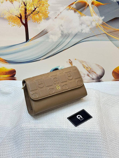 Aigner
Best quality

With box’s
🎁🎁🎁

95 dhs❤️
size 24cm

Zain158
♥️♥️♥️