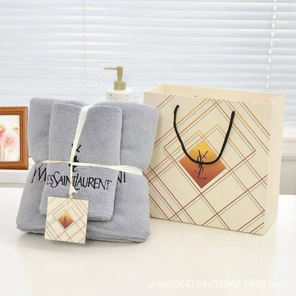 Towel one set
 with paper bag 
45 dhs💓

Zain295
♥️♥️♥️