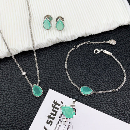 Boucheron set
Necklace 
Earrings 
Bracelet 
Master quality

115 dhs🇦🇪 normal box 🗃️

Zain48
♥️♥️♥️