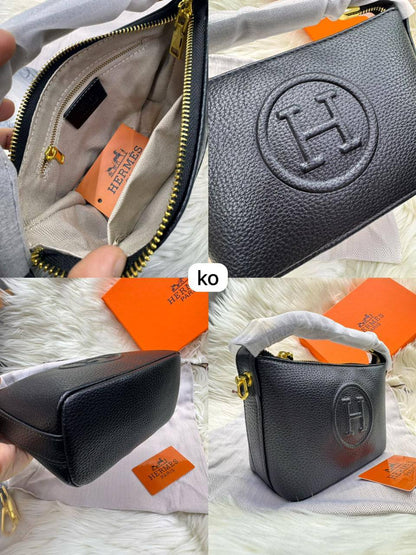 Hermes Brac
size : 17.5 * 13 * 8.5 cm
80 dhs🪙🖤

with box 🎁

Zain115
♥️♥️♥️