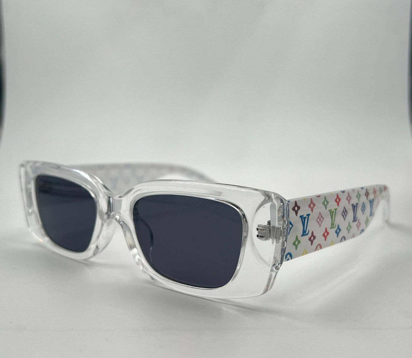 LV
Sunglasses 🕶️ 
good quality 💯
With master box 🗃️ 
50 dhs❤️

Zain273
♥️♥️♥️