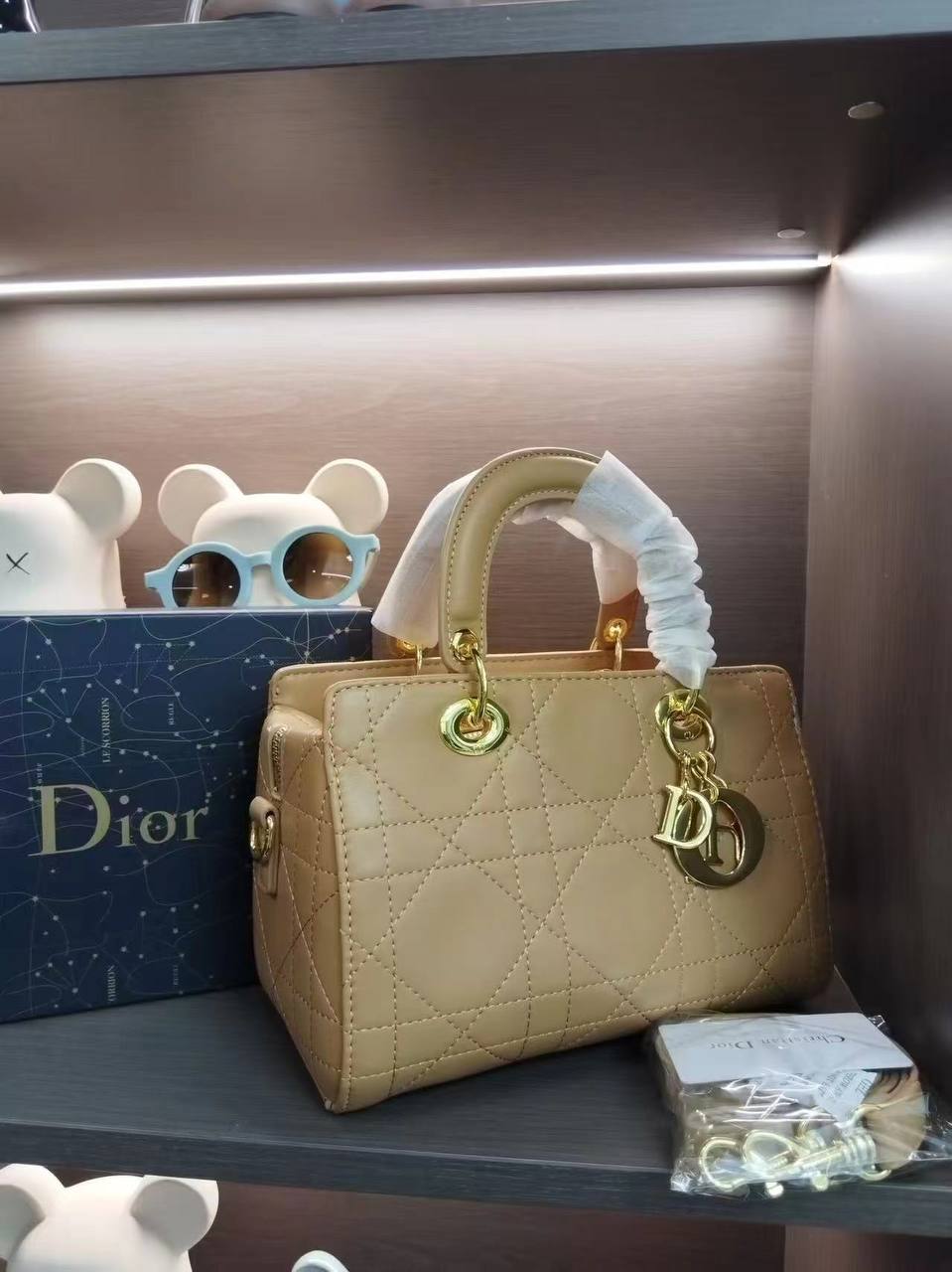 Dior

125 dhs✅

with box
🎁🎁🎁

High quality

Zain26
♥️♥️♥️