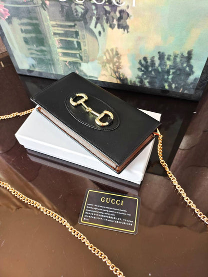 Gucci

65 dhs✅

with box
🎁🎁🎁

size 20cm

Zain26
♥️♥️♥️