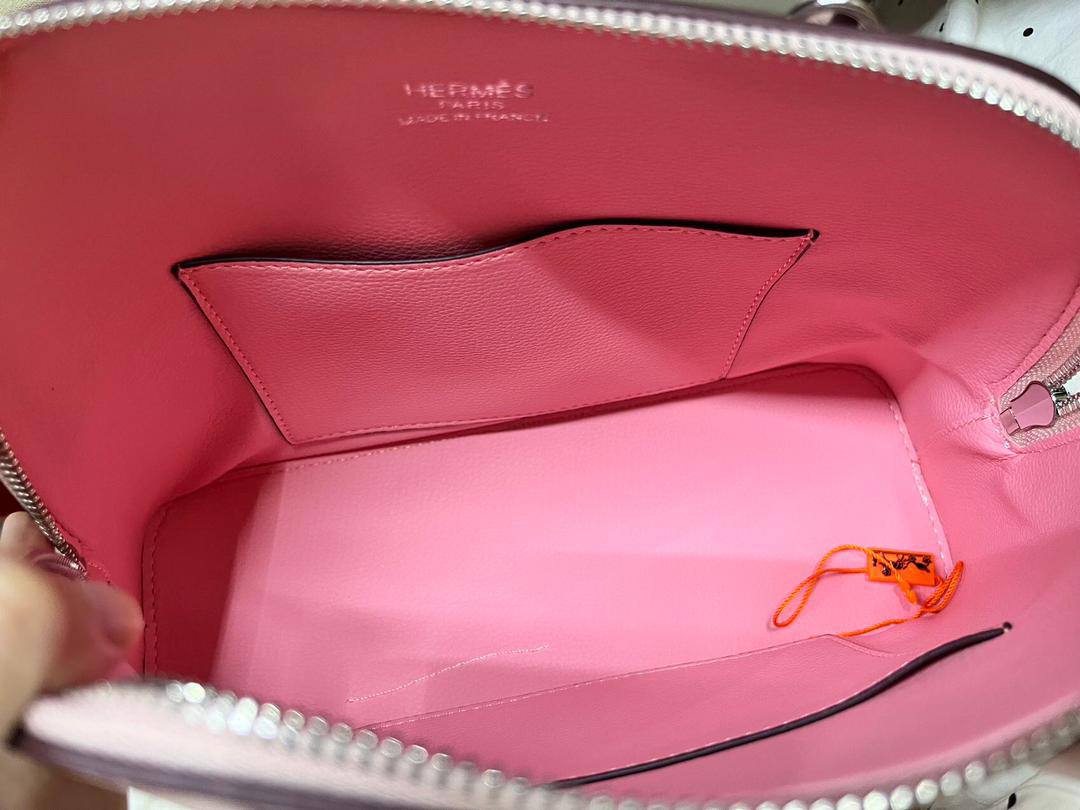 Hermes 

small 
95 dhs🇦🇪
size 18×18×9×14cm


big
100 dhs🇦🇪
size 26×9×19cm
with box

Zain42
♥️♥️♥️