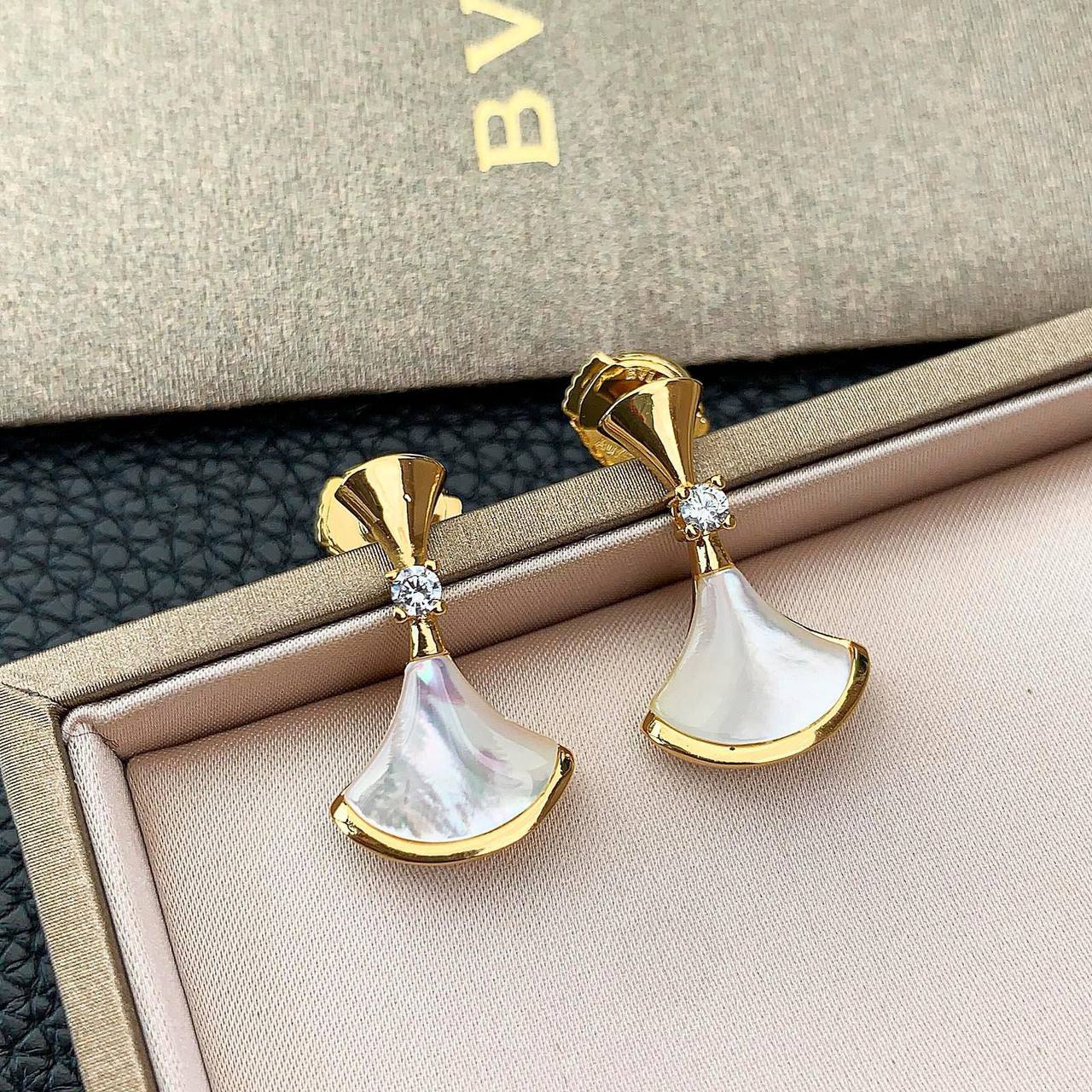 BVLGARI ❤️‍🔥*
Earring 🍁
Master quality 💯
With normal boxes 📦 
60 dhs🇦🇪
With master box 🗃️ 
90 dhs🇦🇪

Zain216
♥️♥️♥️