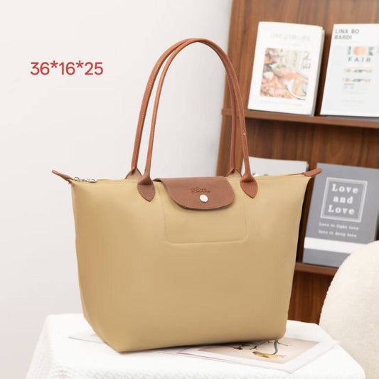 Long Champ
LONGCHAMP BAG 
BIG SIZE 
50 dhs🪙💚
SIZE - *36×18×30 cm

Zain40
♥️♥️♥️