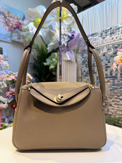 Hermes Lindy 
26cm
110 dhs🪙🌨️

Zain44
♥️♥️♥️