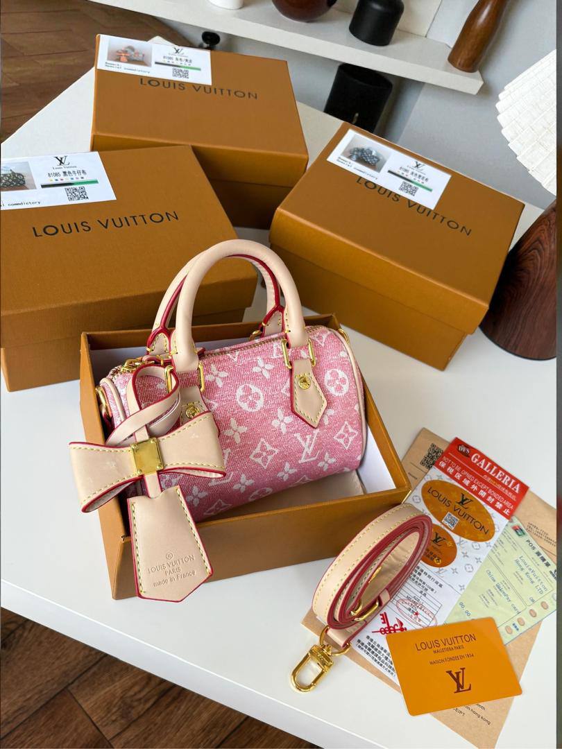 LV
95 dhs✅ 
Good quality 
with box 21cm

Zain26
♥️♥️♥️