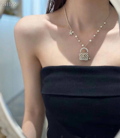 CHANEL ❤️‍🔥*
Necklace 
Master quality 💯
With normal boxes 🗃️ 
85 dhs✅
With master box 🗃️ 
120 dhs✅

Zain216
♥️♥️♥️
