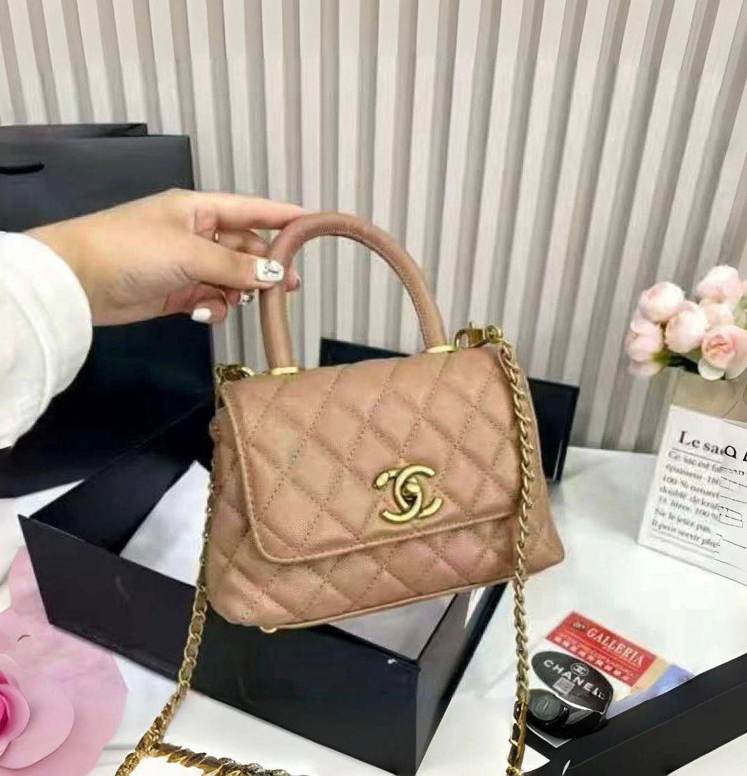 CHANEL
 NEW CAME GOOD QUALITY 
WITH MAGNETS BOX 🎁

110 dhs❣️

Zain279
♥️♥️♥️