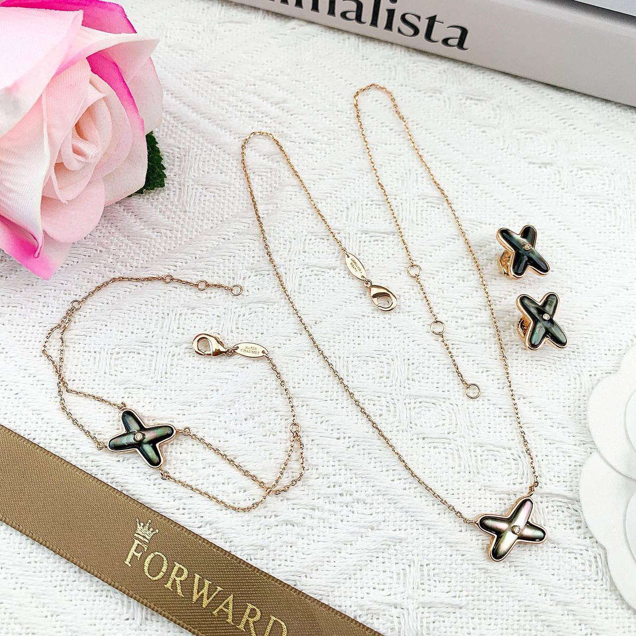 CHOUMET SET 
MASTER ✨💫
NECKLACE
BRACELET 
EARRING
140 DHS✅
WITH BOX AND PAPER BAG🛍️🎁

Zain89
♥️♥️♥️