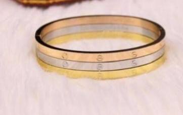 Bangles Set
3 pcs set 
75 dhs🇦🇪

Zain25
♥️♥️♥️