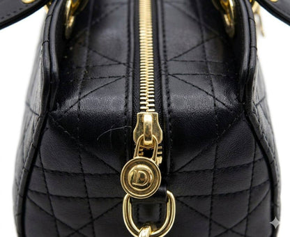 CHRISTIAN DIOR
ᴅ - ᴊᴏʏ ᴍɪᴄʀᴏ ʙᴀɢ
ǫᴜɪʟᴛᴇᴅ ʟᴀᴍʙsᴋɪɴ ʟᴇᴀᴛʜᴇʀ
ɢᴏʟᴅ ʜᴀʀᴅᴡᴀʀᴇ
ᴡɪᴛʜ ʟᴏɴɢ ʙᴇʟᴛ sᴛʀᴀᴘ
sɪᴢᴇ : 24 cm
ᴡɪᴛʜ BOX
🎁🎁🎁

120 dhs✅

Zain31
♥️♥️♥️