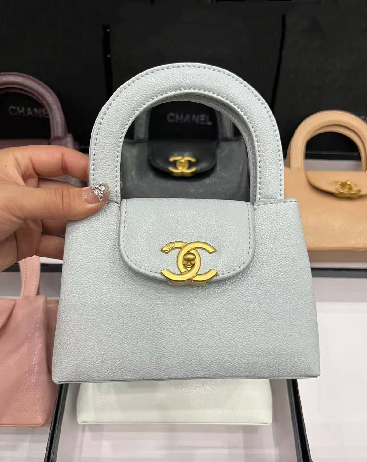CHANEL

 NEW CAME 

GOOD QUALITY 

WITH BOX 

100 dhs🇦🇪🇦🇪

Zain295
Zain39
♥️♥️♥️