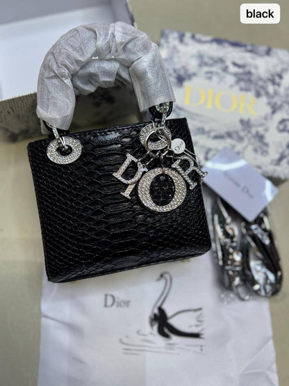 🌹  Lady Dior rare materials
1️⃣ First quality +🎁
Size : 17 * 14 * 7 cm
115 dhs👑
with box 🎁

Zain115
♥️♥️♥️