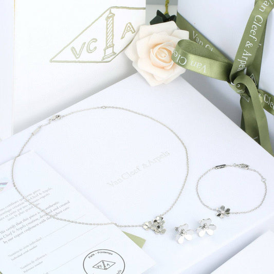 *VCA* _Set_
     _Necklace_
     _Bracelet_
     _Earrings_
     
115 dhs❤️💚
         _Each_ Set
         _With_
         *Box* 📦
*Master Quality*✨✅

Zain89
♥️♥️♥️