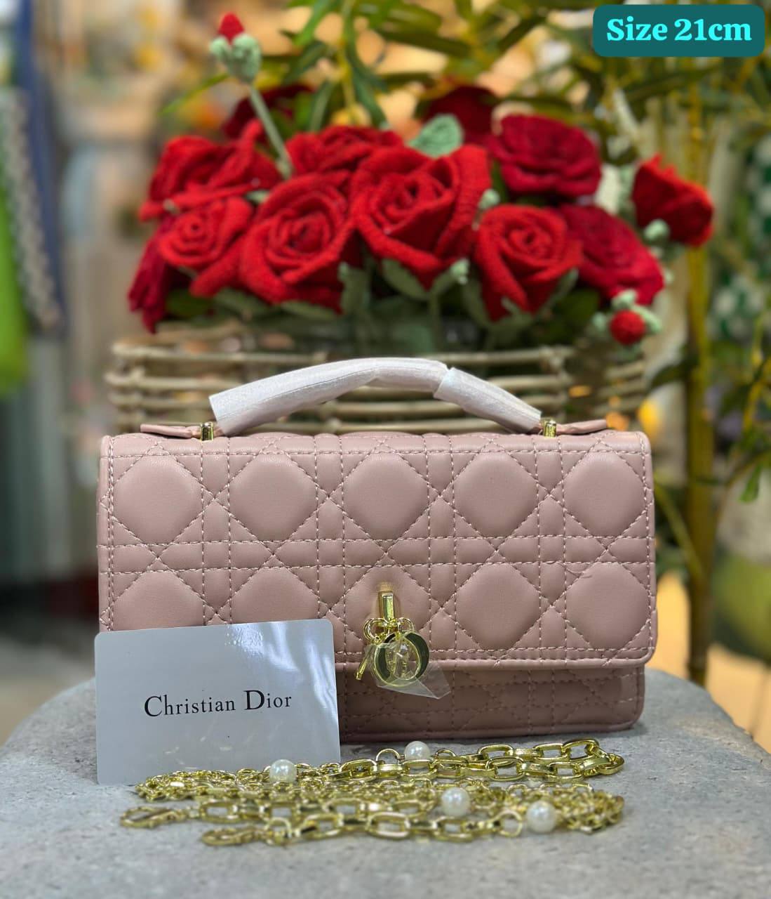 Dior
Good quality 
with box 
100 dhs✅

Zain186
♥️♥️♥️