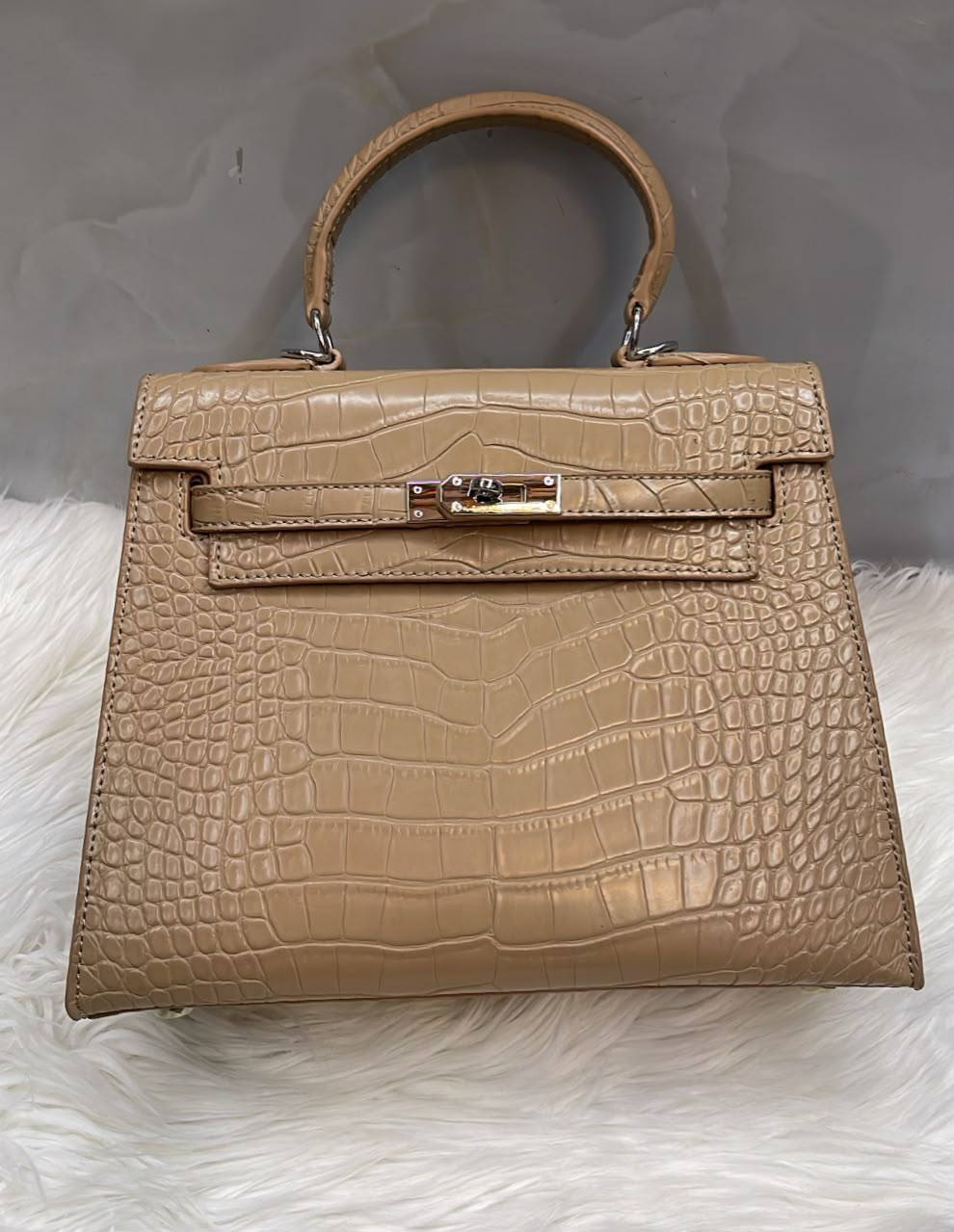 Hermes
25cm 
with box 
110 dhs🇦🇪🇦🇪
good quality

Zain136
♥️♥️♥️