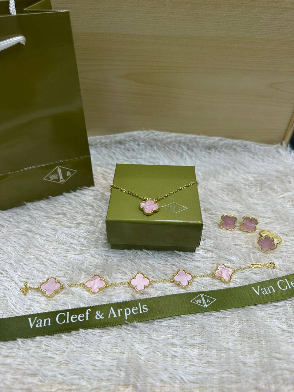 VCA SET ❤️‍🔥*
Necklace 🌸
Earring ✨
Bracelet 🍁
Ring 💍 free size ❣️
Stainless Steel 💯
Non tarnish 💯
With normal boxes 📦 
45 dhs🪙🌨️
With master box 🗃️ 
80 dhs🪙🌨️

Zain216
♥️♥️♥️