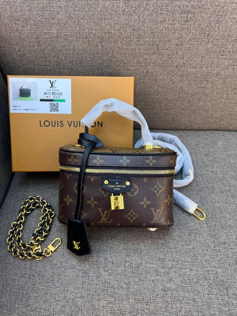 LV
95 dhs✅
with box
size 19cm

Zain26
♥️♥️♥️