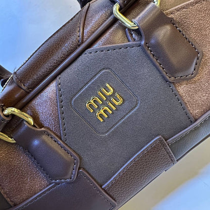 MIU MIU 

COPY ONE NEW CAME 
WITH BOX 
🎁🎁🎁

220 dhs💓
（leather)

Zain39
♥️♥️♥️