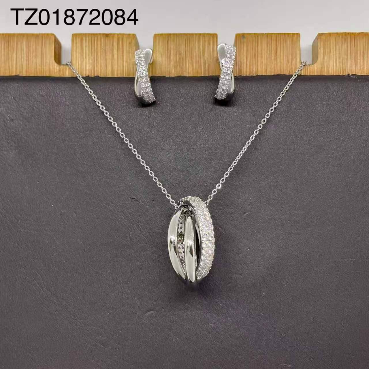 SET
Necklace 🔥
Earring 🐦‍🔥
good quality 💯
With brand boxes 🗃️ 
Paper bag 🛍️
40 dhs✅

Zain216
♥️♥️♥️
