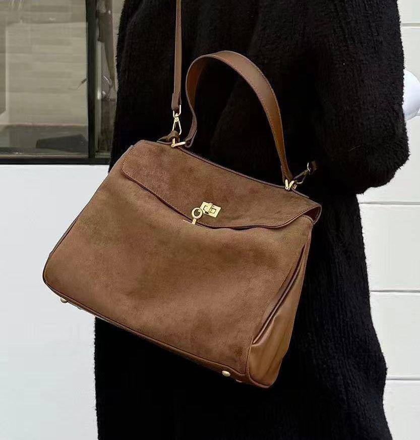 BALENCIAGA 

NEW CAME HIGH QUALITY 

135 dhs❣️

Zain39
♥️♥️♥️