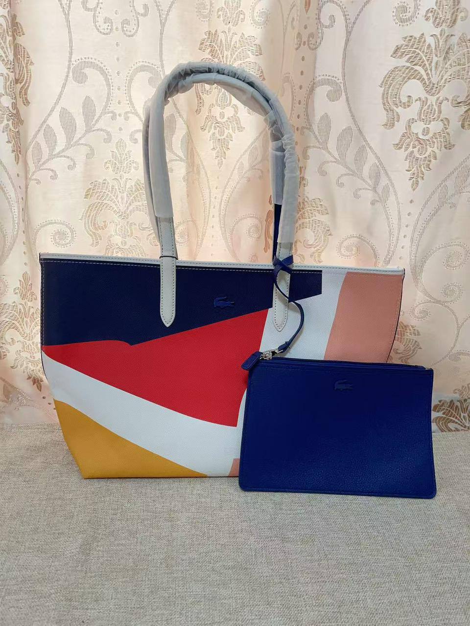 🌟 LACOSTE 🐊 New 2 in 1
✌🏻Double-sided usable bag
1⃣️First quality 
Size: 47 * 29 cm
90 dhs💓

Zain115
♥️♥️♥️