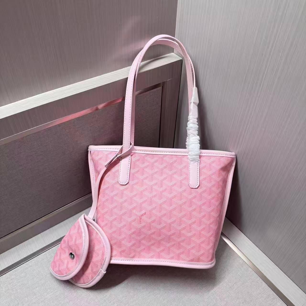 Goyard
Size :29x20x11cm 
with box🎁 · with small pouch 
75 dhs💓

Zain232
♥️♥️♥️