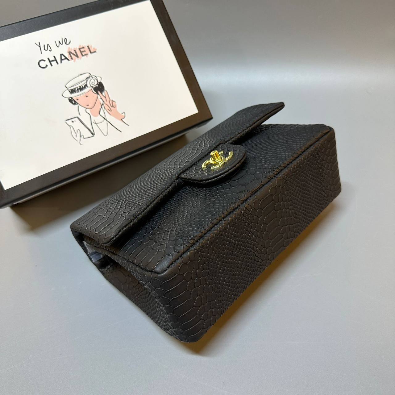 CHANEL 
 GOOD QUALITY 
WITH BOX 🎁🎁🎁
120 dhs✅

Zain39
♥️♥️♥️