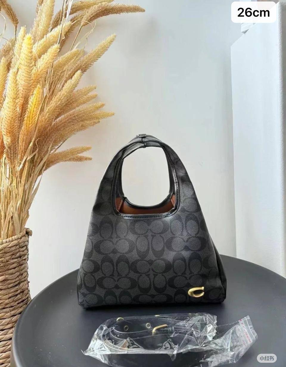 Coach Lana

1⃣️ First quality +🎁

Size: 26 ~ 23 *16 cm

85 dhs🇦🇪🇦🇪

 with box🎁

Zain115
♥️♥️♥️