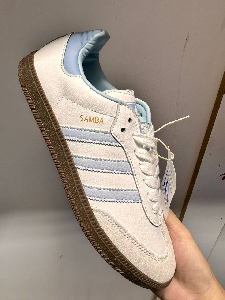 Adidas
High quality 
size 36-42 
90 dhs💓

Zain132
♥️♥️♥️