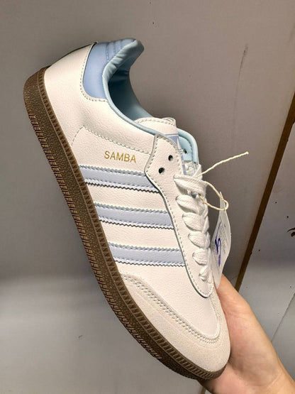Adidas
High quality 
size 36-42 
90 dhs💓

Zain132
♥️♥️♥️