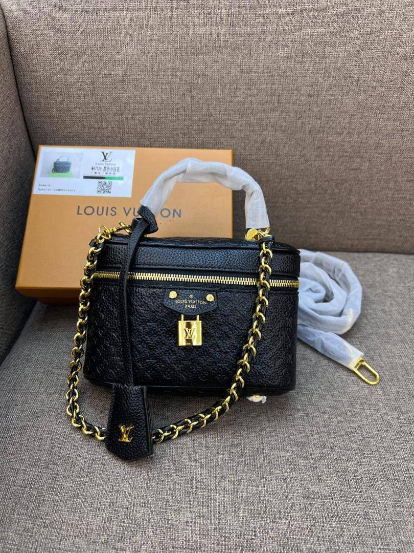 LV
95 dhs✅
with box
size 19cm

Zain26
♥️♥️♥️