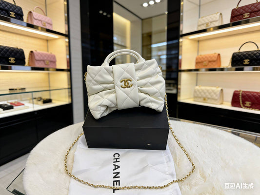 Chanel 25K butterfly bag
Size:25cm 
Magnetic box🎁

115 dhs❣️

Zain56
♥️♥️♥️