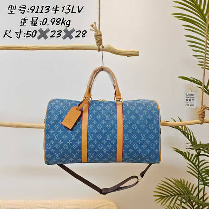 LV    
travel bag
Size  50×23×28cm
110 dhs💛

Zain04
♥️♥️♥️