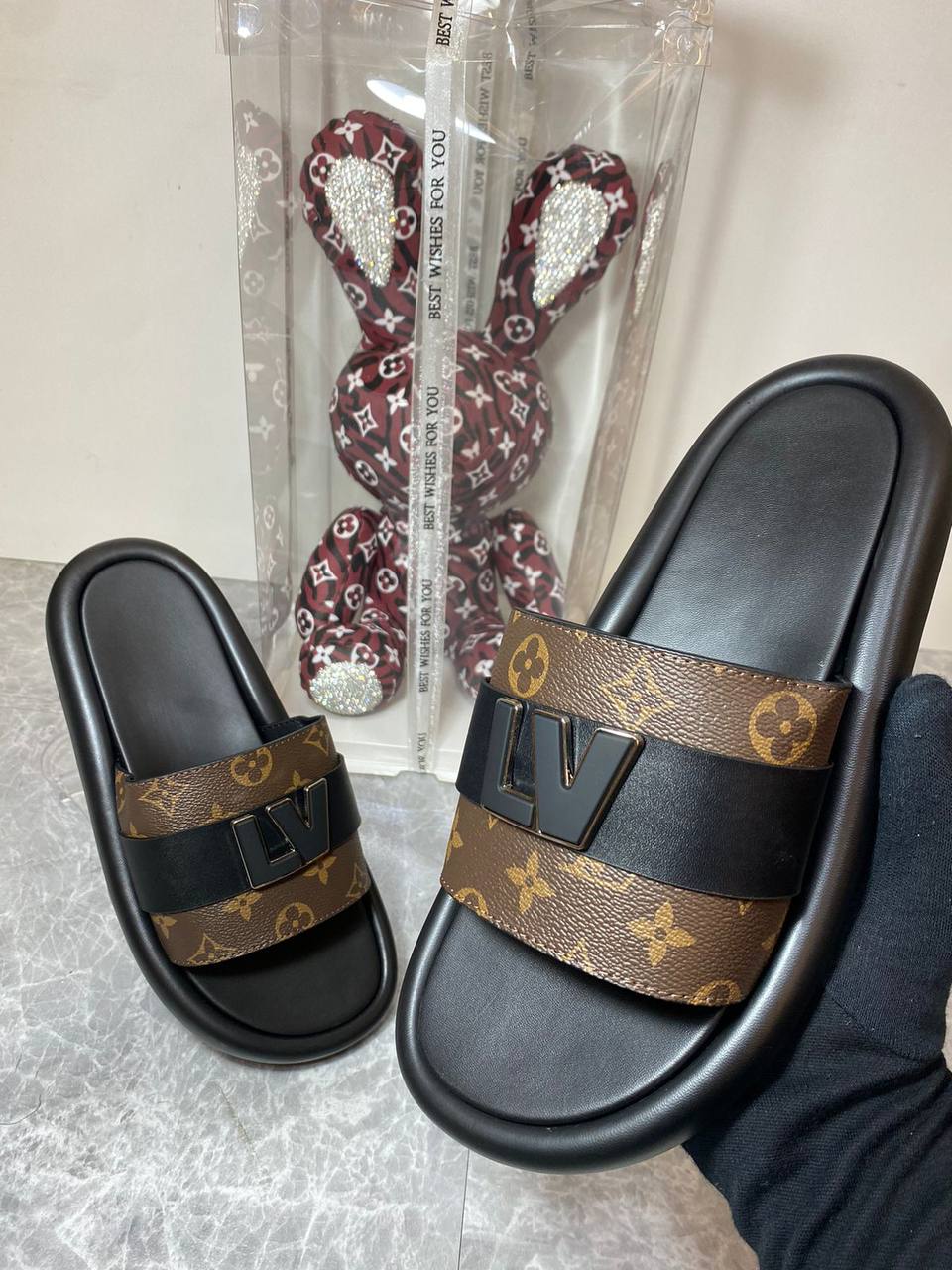 RAMADAN 
OFFER OFFER 🤩🤩
LV slippers
120 dhs🇦🇪

Zain242
♥️♥️♥️