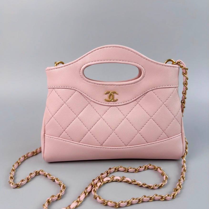 Chanel
High quality
With box 
100 dhs🇦🇪🇦🇪

Zain136
♥️♥️♥️
