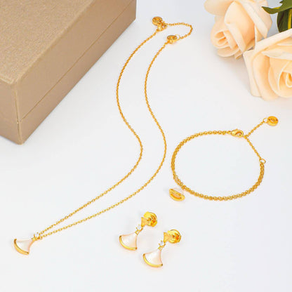 BVLGARI SET 🔥*
Necklace ❣️
Earring 🐦‍🔥
Bracelet 🌸
Master quality 💯
With normal boxes 📦 
120 dhs🪙🌨️
With master box 🗃️ 
170 dhs🪙🌨️

Zain216
♥️♥️♥️