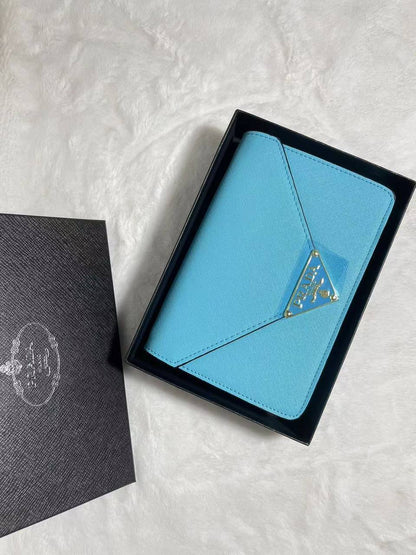 Prada 
With Box 
🎁🎁🎁

80 dhs✅

Zain250
♥️♥️♥️