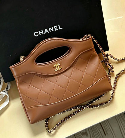 CHANEL 

GOOD QUALITY 

WITH BOX 
🎁🎁🎁

105 dhs✅

Zain39
♥️♥️♥️