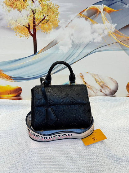 LV
Best quality WITH BOX
120 dhs💛
size 21CM

Zain290
♥️♥️♥️