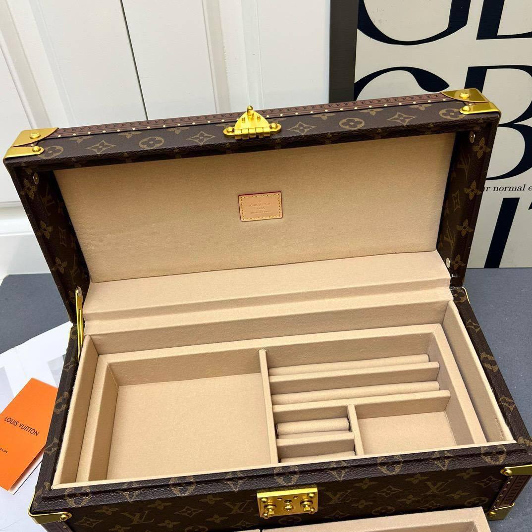 LV Box
Jewelry Box Matster quality 
690 dhs❣️

Zain228
♥️♥️♥️