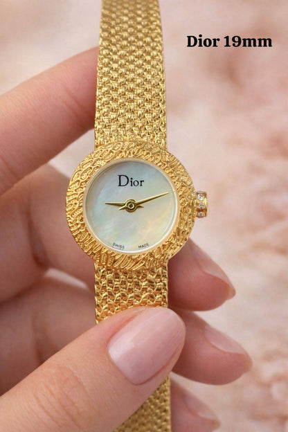 Dior mini size watch for ladies good quality 
170 dhs🌺 
 (size 19mm)

Zain59
♥️♥️♥️